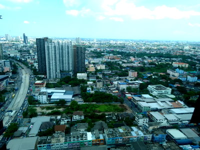 Condos for sale : Whizdom Station Ratchada-Thapra. High-rise living on the 35th floor featuring an unobstructed southern city view. Near BTS Talat Phlu.