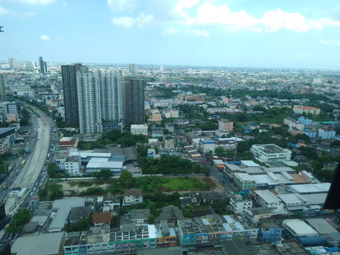 Whizdom Station Ratchada-Thapra. High-rise living on the 35th floor featuring an unobstructed southern city view. Near BTS Talat Phlu.