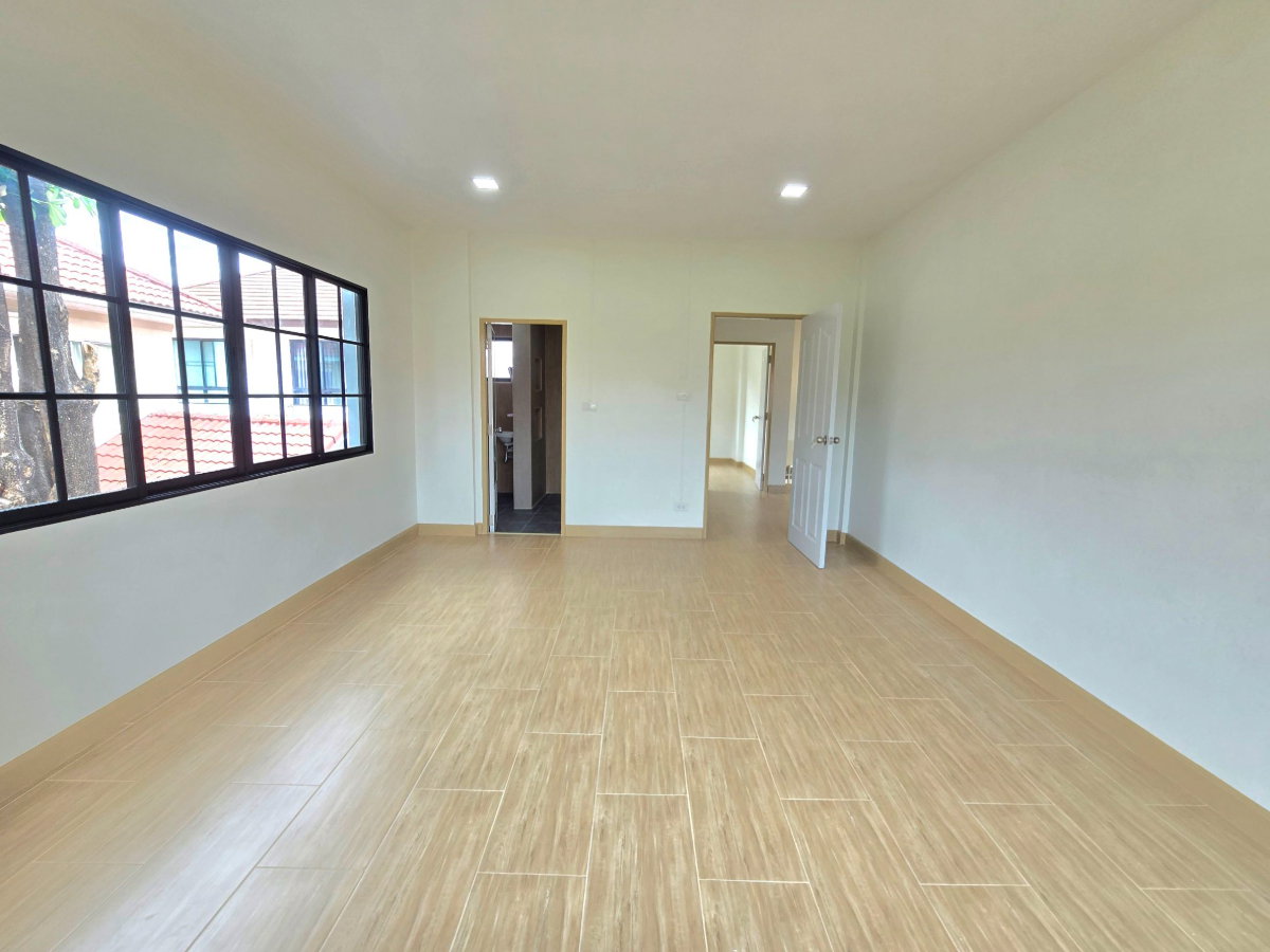 รูป บ้านเดี่ยว 2 ชั้น รีโนเวทใหม่ ตกแต่งสวยงาม หมู่บ้าน สัมมากร มีนบุรี 2" แต่งสวย โมเดิร์น มีมุมนั่งเล่น บรรยากาศร่มรื่น กว้างขวาง ใกล้รถไฟฟ้าสายสีชมพู - รูปที่ 33/40