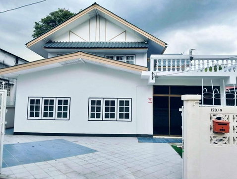 For sale: 2-story detached house with 6 bedrooms, 3 bathrooms, 70 square wah. Located in Chiang Mai city, 3 minutes to Chiang Mai University.