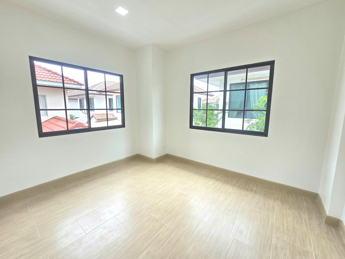 รูป บ้านเดี่ยว 2 ชั้น รีโนเวทใหม่ ตกแต่งสวยงาม หมู่บ้าน สัมมากร มีนบุรี 2" แต่งสวย โมเดิร์น มีมุมนั่งเล่น บรรยากาศร่มรื่น กว้างขวาง ใกล้รถไฟฟ้าสายสีชมพู - รูปที่ 38/40