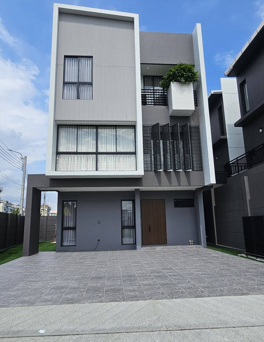 S2996 ขายบ้านเดี่ยว 3 ชั้น Feel Town ลาดพร้าว 101 ใกล้ MRT ลาดพร้าว 101 เพียง 850 เมตร
