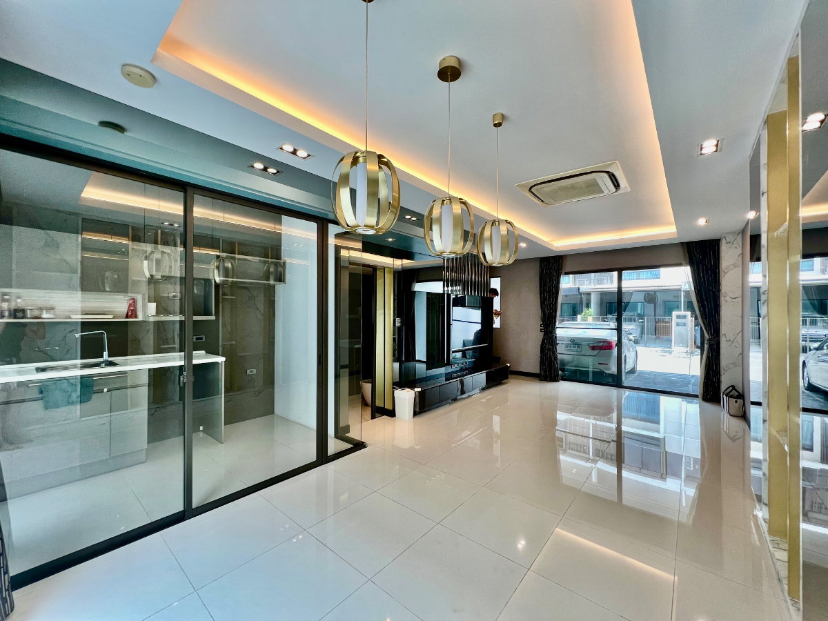 รูป ให้เช่า Townhome 3 ชั้น The Landmark Ekkamai - Ramintra ทาวน์โฮมสไตล์โมเดิร์น ทำเลดีใจกลางลาดพร้าว - สุคนธสวัสดิ์ ใกล้ทางด่วนและสิ่งอำนวยความสะดวกครบ - รูปที่ 2/22
