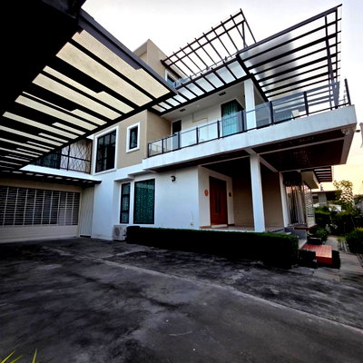 Houses for sale BTS Punnawithi : For sale, large 3-story luxury detached house, Sukhumvit 101 | near BTS Punnawithi, fully furnished. (H6940)