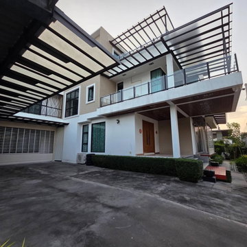 For sale, large 3-story luxury detached house, Sukhumvit 101 | near BTS Punnawithi, fully furnished. (H6940)