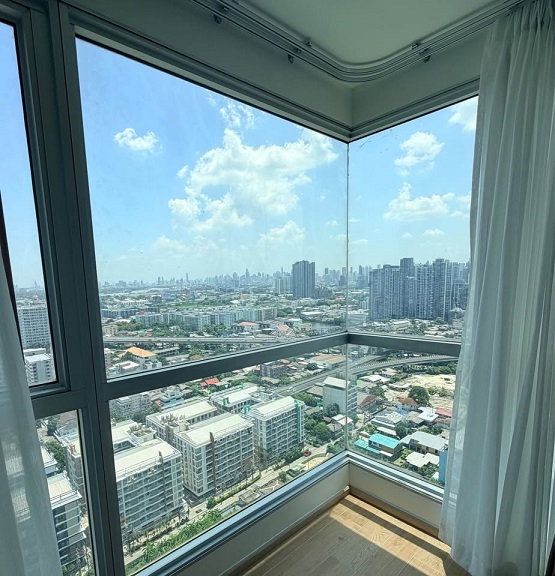 รูป **Rhythm Sukhumvit 50**เป็นห้องหัวมุมบนชั้น 28 คอนโด 2 ห้องนอน ย่านอ่อนนุช ที่อยู่สบายเหมือนบ้านจริงๆ และวิวโค้งแม่น้ำเจ้าพระยาแบบโปร่งๆ ลมดีตลอดวัน - รูปที่ 1/12