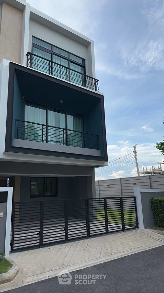 picture Pet-Friendly 3-BR Townhouse For Sale | Nirvana DEFINE Krungthep Kreetha (ID 3152181) - 1/16