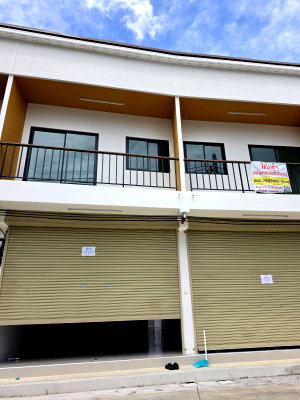 Shophouses for rent Pathumthani : For Rent Commercial building 15,000 Bath