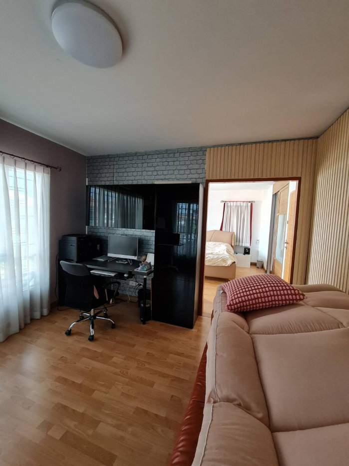 picture House for rent with office (corner house). - 10/18