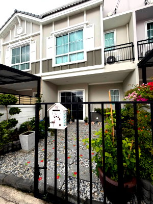 Townhouses for rent Bangkok : For rent, 2-story townhouse, Suan Luang-Phatthanakan. Beautiful house with garden in front of the house, ready to move in (TH6918)