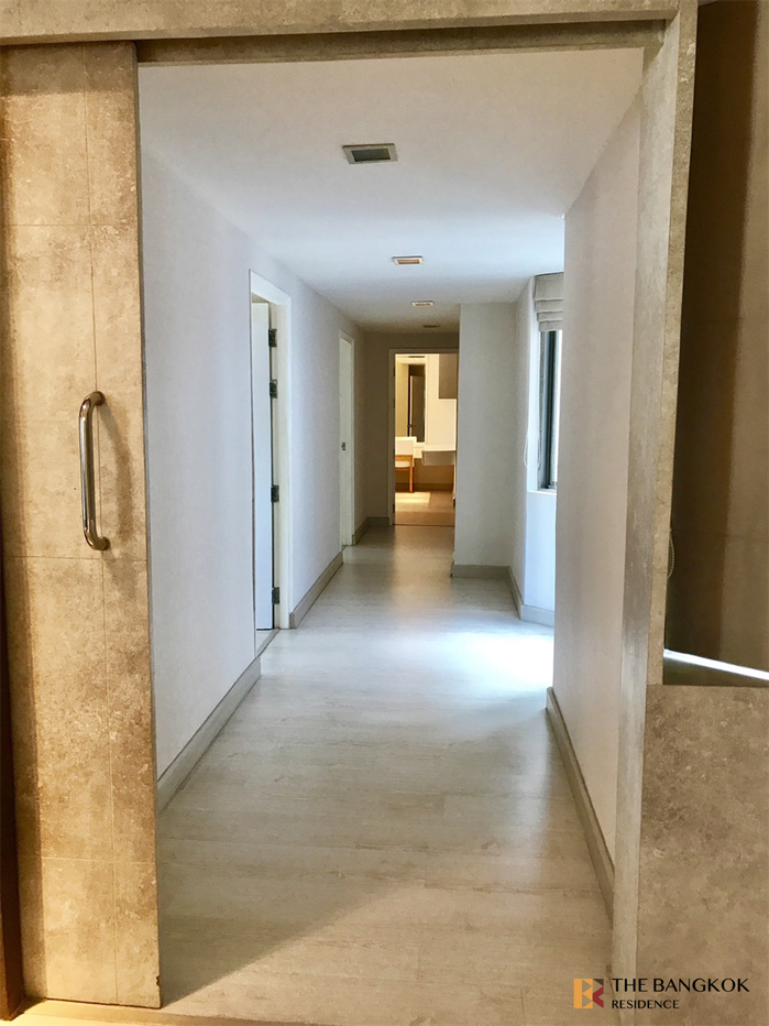 picture Luxurious Design, Elevated Atmosphere Royal Castle Sukhumvit near BTS Phrom Phong - 1/10