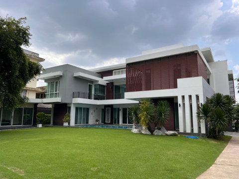 ขายบ้านคุณชายในละคร สวยอยู่เองก็ได้ ถ่ายละครก็ดี  (ซ.รามอินทรา 117) 436 ตารางวา พร้อมสระส่วนตัว ใกล้ร.พ.นวมินทร์9