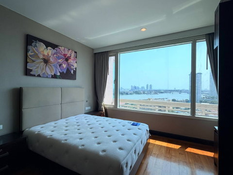 P-55597 Condo for Rent 16th Floor River View Watermark Chaophraya : Near BTS Saphan Taksin Line ID: @easythaihome 085-592-2897