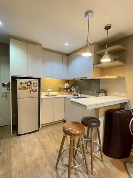 State Tower condo on Bang Rak Road, per square meter under 100,000 baht, river view.