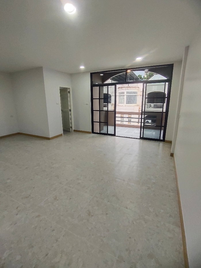 รูป For Rent (ให้เช่า) อาคาร4ชั้นเล่นระดับที่หายาก ซื้อพักอาศัย หรือ เปิดกิจการ ในพื้นที่นี้ พร้อมเฟอร์นิเจอร์ +แอร์ติดตั้งทุกห้อง พร้อมอยู่ - รูปที่ 30/34