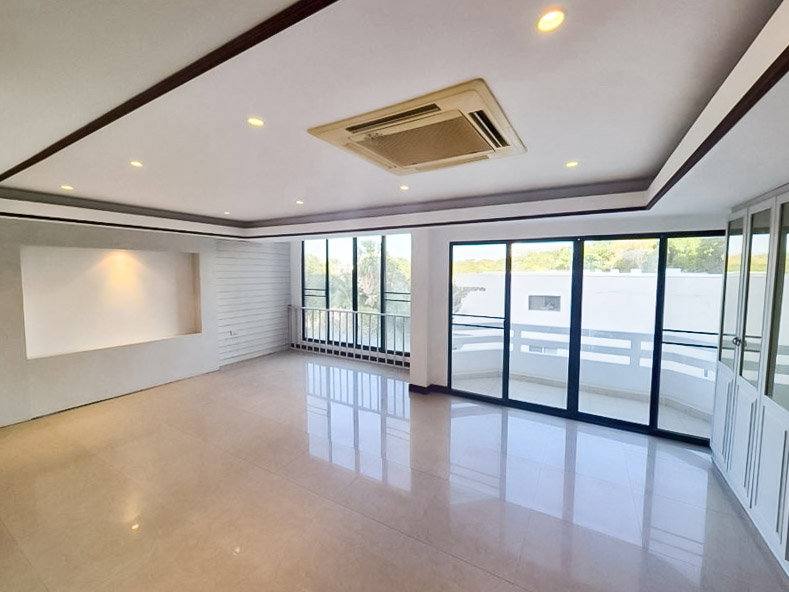 รูป Beachfront Townhouse for Sale Dongtan Beach Pattaya - รูปที่ 3/15