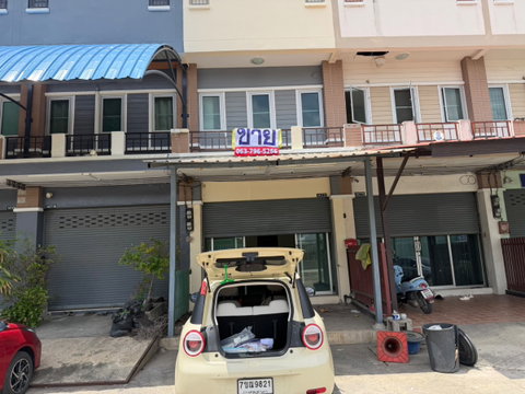 Two-story commercial building for sale in Sinthawee Phutthasakhon Village, roadside location. , ideal for business.  Add me on Line: @841qqlnr