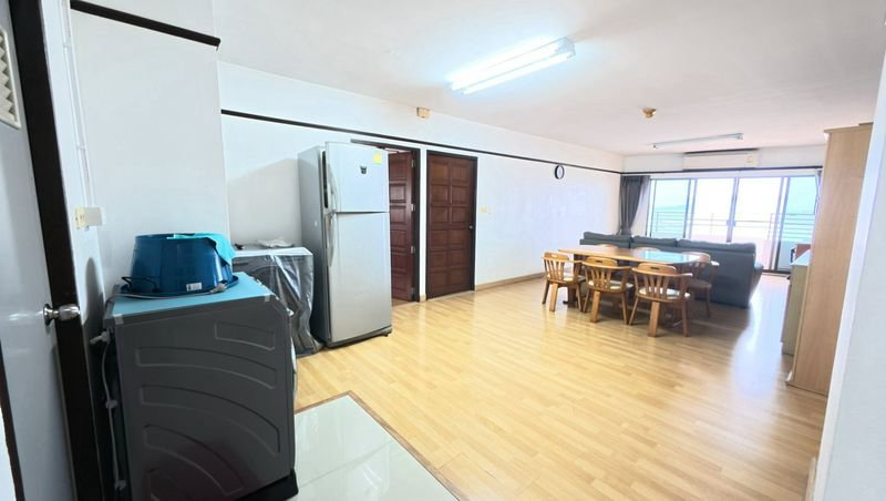 picture Condo for rent, Eastern Tower Sriracha, near Robinson Department Store and the beach. - 8/14