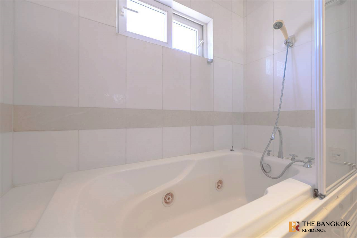 picture Ultimate Luxury Lifestyle with Convenience Las Colinas Condo near MRT Sukhumvit Station - 6/10