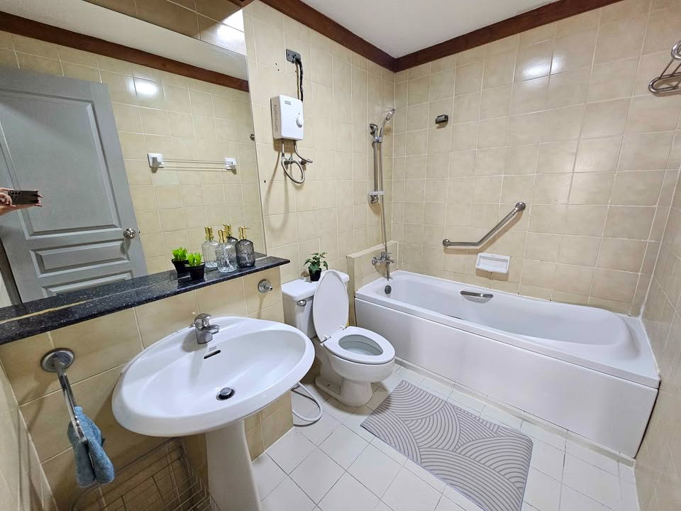 รูป The Waterford Diamond ห้องใหญ่พื้นที่กว้างขวาง โซน Living โปร่งสบาย ได้วิวเมืองชั้นสูงแบบพาโนรามา เฟอร์นิเจอร์ครบ พร้อมเข้าอยู่ - รูปที่ 6/20