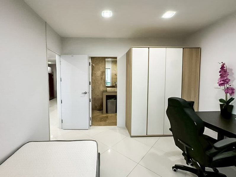 picture Beachfront Sea View Condo for Sale Laguna Heights Wongamat - 11/19