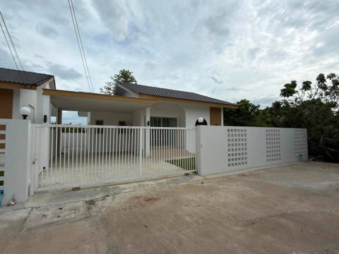 Single house, minimalist style, available for rent. 110 sq m. 2 bedrooms.