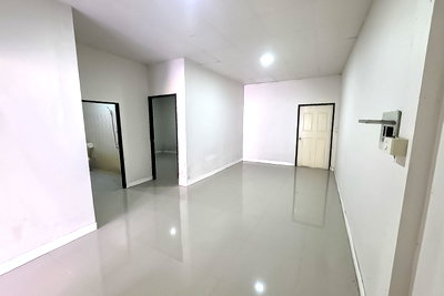 Houses for sale Bang Lamung Chonburi : Townhouse for Sale Mabprachan Reservoir East Pattaya 3 Bed