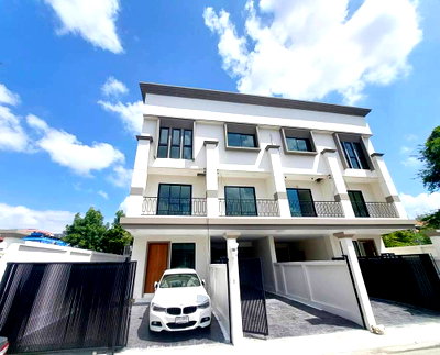 ทาวน์โฮม กรุงเทพมหานคร : พรีเมียมทาวน์โฮมใหม่สไตล์ Modern Classic บ้านใหม่