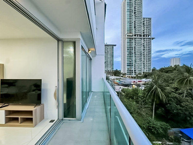 picture Beachfront Sea View Condo for Sale Laguna Heights Wongamat - 18/19