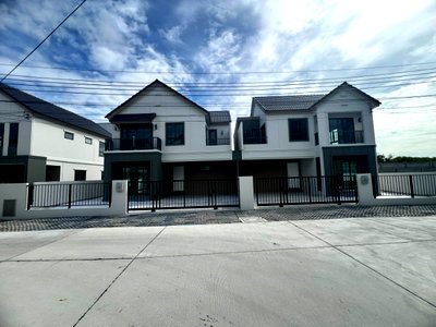บ้านแฝด สมุทรปราการ : บ้านแฝดขนาดใหญ่ 4 ห้องนอน ดีไซน์ใหม่ Modern Barn house