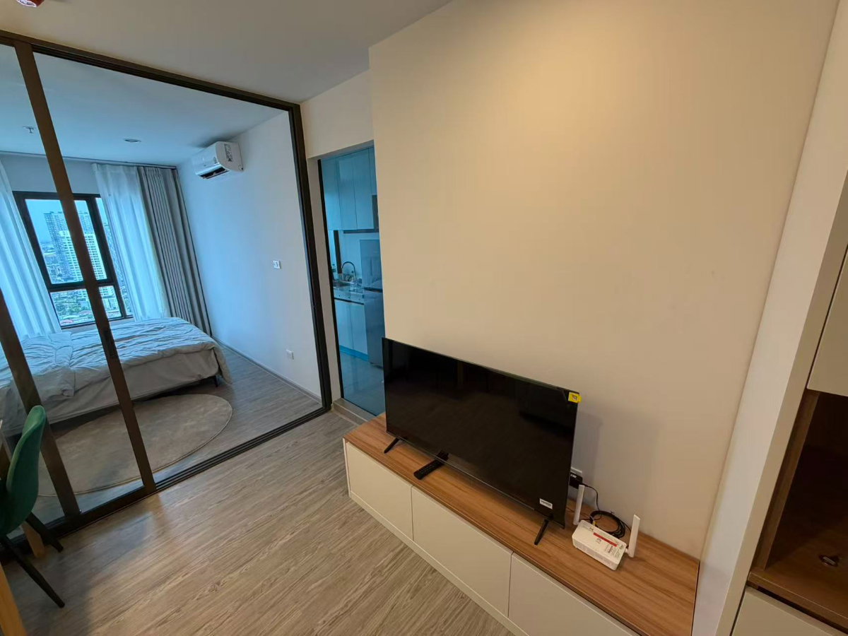 รูป รีเจ้นท์โฮม วุฒากาศ | ชั้นสูง 31 หันหน้าไปทางทิศใต้ 1 ห้องนอน ประตูบานเลื่อนกระจก 10,000 บาท / เดือน - รูปที่ 4/10
