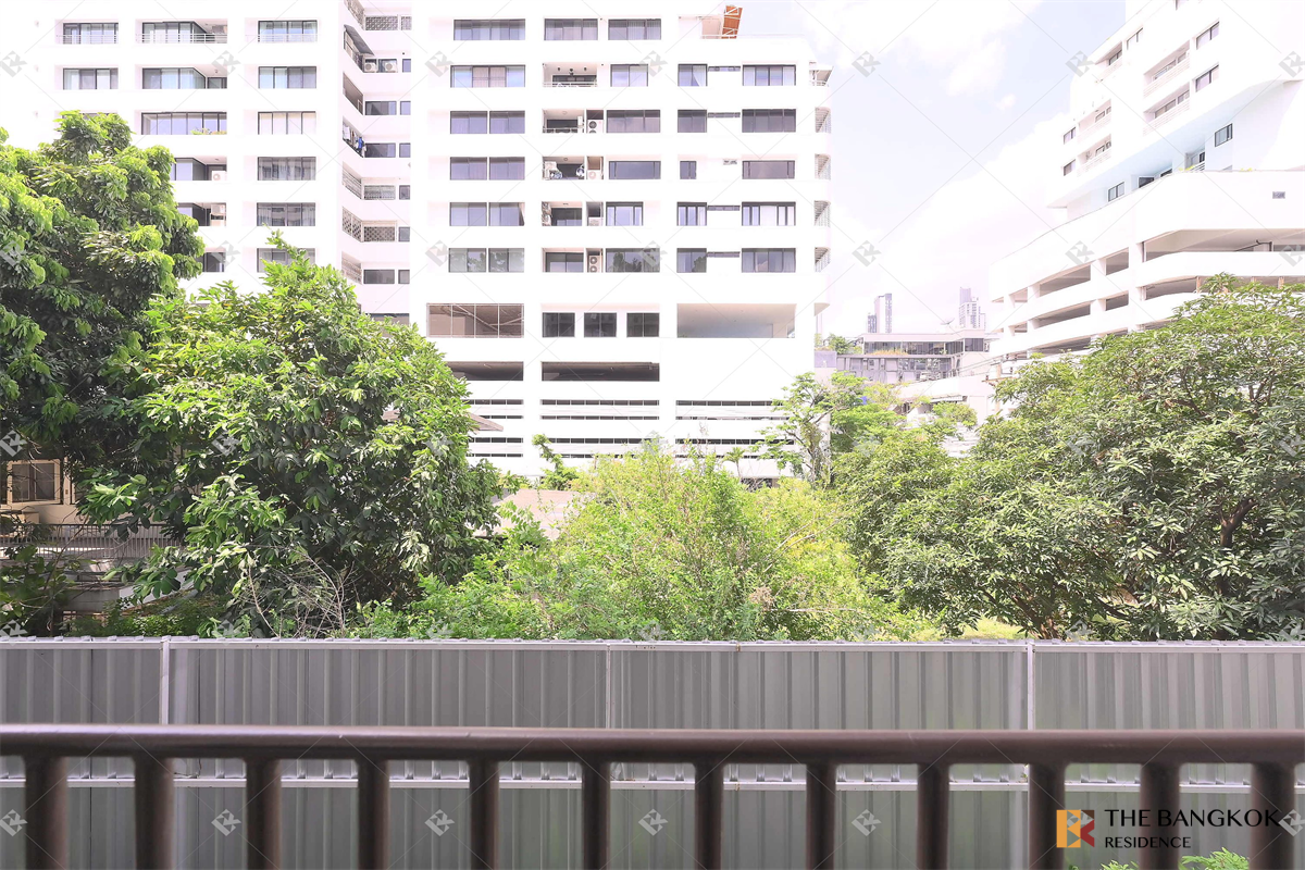 picture Fynn Asoke near BTS Asok - 9/10
