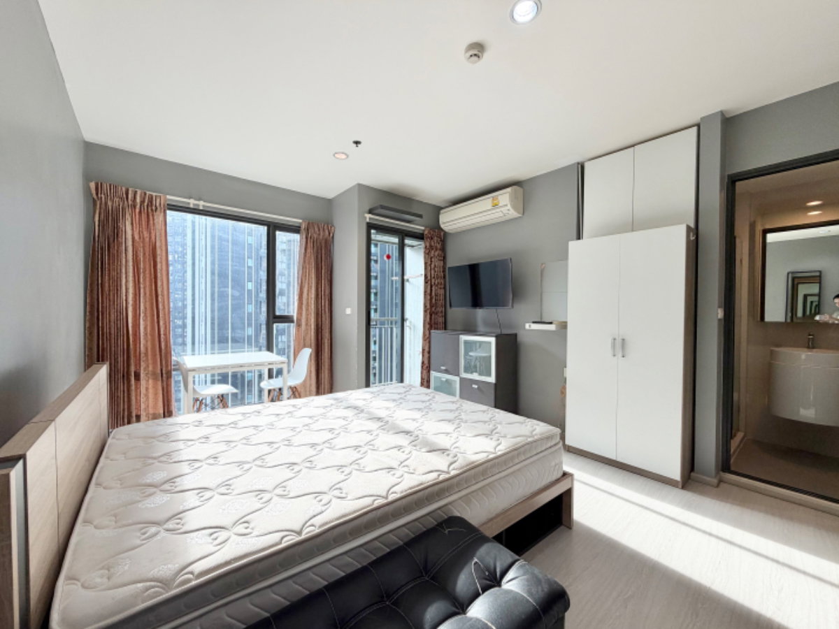รูป ขายถูกสุดในโครงการ! Rhythm Asoke ห้องสตูดิโอ ชั้นสูง แต่งเฟอร์ครบ พร้อมอยู่ ใกล้ MRT พระราม 9 เพียง 2.59 ล้าน - รูปที่ 2/16