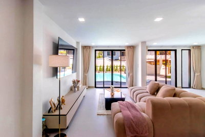 Houses for sale Bang Lamung Chonburi : High End Pool House for Sale Central Pattaya 7 Bedroom