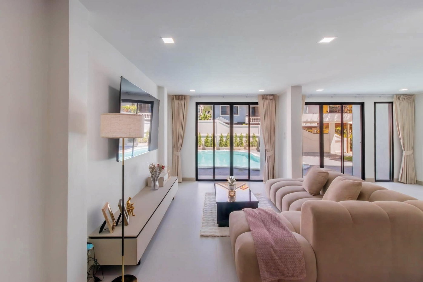 picture High End Pool House for Sale Central Pattaya 7 Bedroom - 1/21