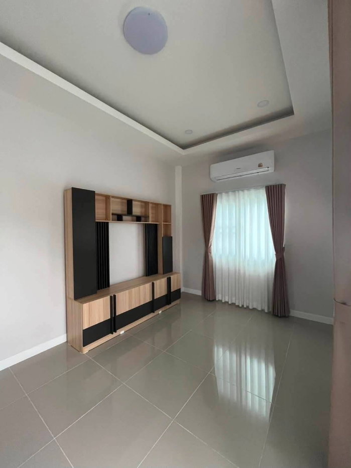 รูป ให้เช่า บ้านใหม่นอกโครงการ 3 ห้องนอน 2 ห้องน้ำ หน้าตลาดหางดง เชียงใหม่ พร้อมเฟอร์นิเจอร์ เครื่องใช้ไฟฟ้า (R1394) T.0946511456 - รูปที่ 3/10