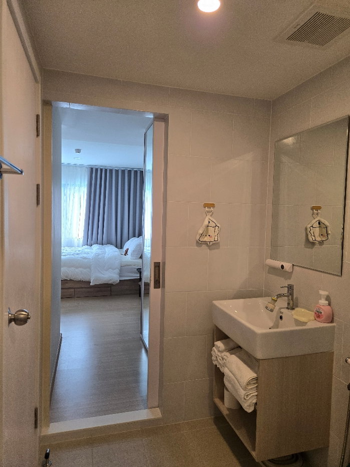 picture Room for rent 3-6 months 2bedrooms  - 10/25