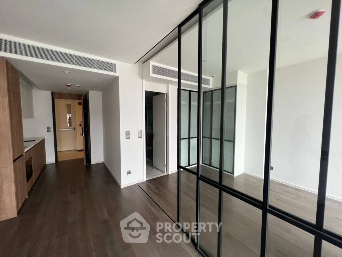 picture High-Floor 1-BR 43 Sqm At Muniq Sukhumvit 23, 100m to MRT Sukhumvit (ID 2742078) - 2/5