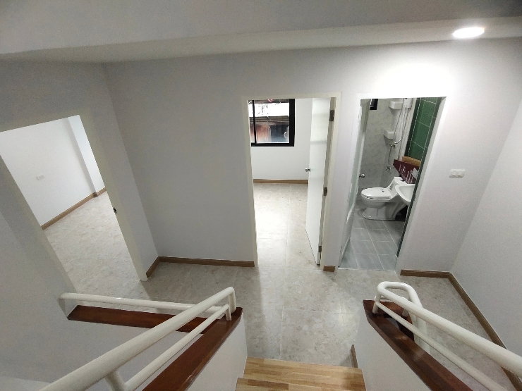 รูป For Rent (ให้เช่า) อาคาร4ชั้นเล่นระดับที่หายาก ซื้อพักอาศัย หรือ เปิดกิจการ ในพื้นที่นี้ พร้อมเฟอร์นิเจอร์ +แอร์ติดตั้งทุกห้อง พร้อมอยู่ - รูปที่ 11/34