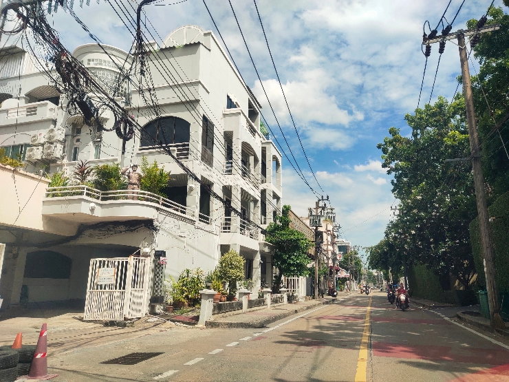 รูป For Rent (ให้เช่า) อาคาร4ชั้นเล่นระดับที่หายาก ซื้อพักอาศัย หรือ เปิดกิจการ ในพื้นที่นี้ พร้อมเฟอร์นิเจอร์ +แอร์ติดตั้งทุกห้อง พร้อมอยู่ - รูปที่ 4/34