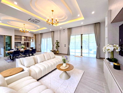 Houses for sale Bang Lamung Chonburi : High End Pool Villa for Sale East Pattaya 4 Bed Private Pool