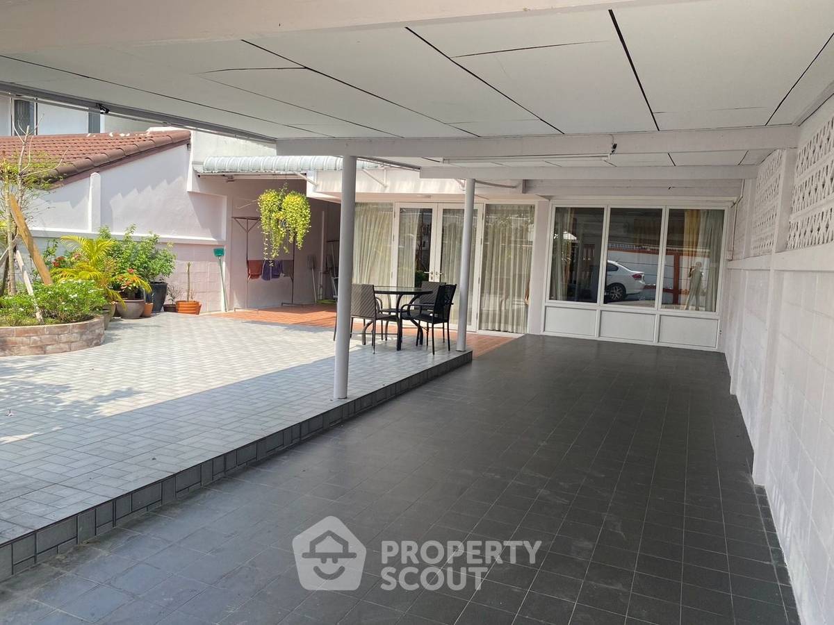 picture Pet-Friendly 4-BR House For Rent Near Bang Chak, Phra Khanong (ID 1549488) - 1/38