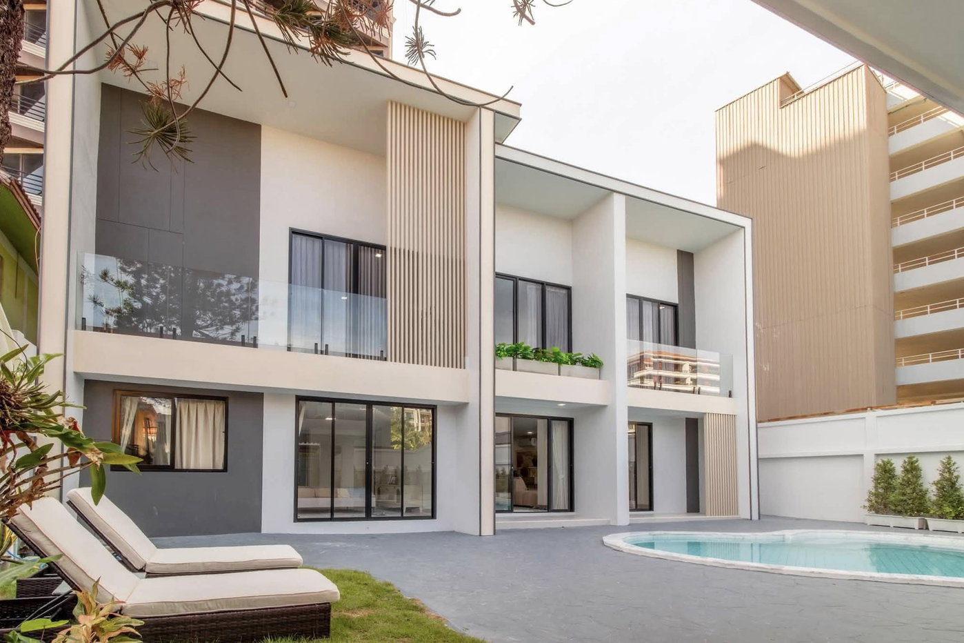 picture High End Pool House for Sale Central Pattaya 7 Bedroom - 20/21