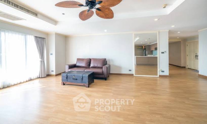 picture 37th-Floor 4-BR Nusa State Tower Condominium Near BTS Saphan Taksin (ID 3153769) - 2/5