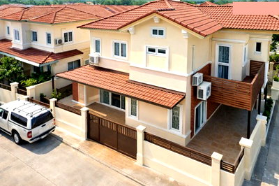 Townhouses for rent Lumlukka Road : Corner townhouse, 2 floors, 3 bedrooms, Khu Khot, Lam Luk Ka, Khlong 2, Nana Charoen Market, 400 m. 3 bathrooms, 28 sq m., 224 sq m. with area around