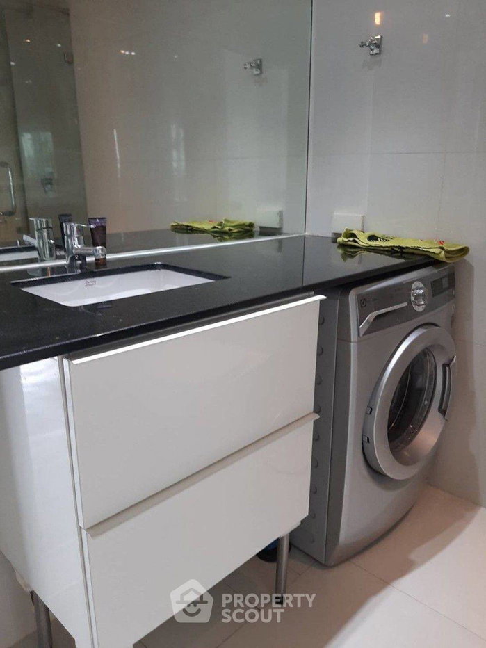 picture 40th-Floor 2-BR Nusa State Tower Condominium Near BTS Saphan Taksin (ID 1258717) - 5/17