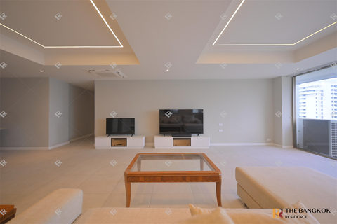 Ultimate Luxury Lifestyle with Convenience Premier Condominium near BTS Phrom Phong