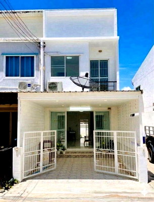 Townhouses for sale Chonburi : Urgent sale! Townhouse in Meuang Thong 3 Village. Great price. Ready to transfer ownership.