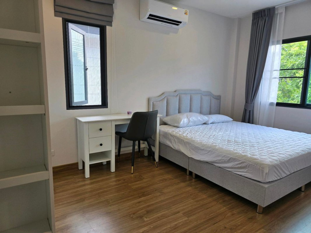 รูป ให้เช่าบ้านเดี่ยวหรู หมู่บ้าน CENTRO วิภาวดี | 79,000 บ. /ด. | ที่ดิน 63 ตร.ว. พื้นที่ใช้สอย 274.4 ตร.ม. | 4 ห้องนอน 6 ห้องน้ำ ที่จอดรถ 3 คัน - รูปที่ 17/46