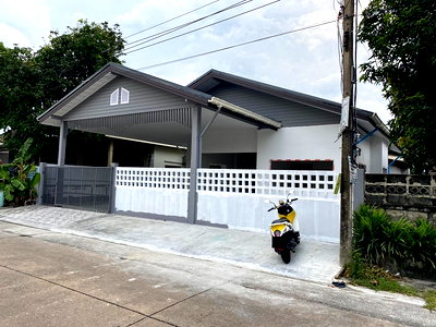 บ้านเดี่ยว ถนนประดิษฐ์มนูธรรม : ขายบ้านเดี่ยว ชั้นเดียว พื้นที่ 52 ตารางวา ซอยโชคชัย 4 เข้าซอย 300 เมตร แอร์ทั้งหลัง อยู่อาศัย